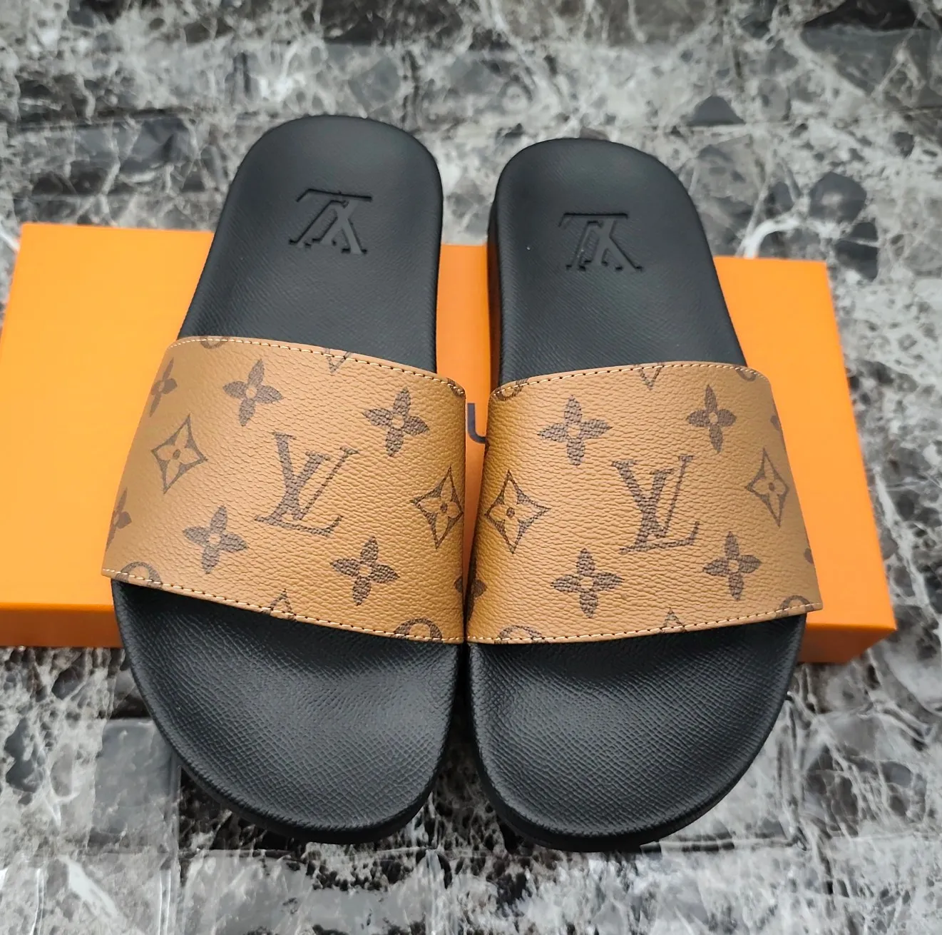 👟👟Ex-factory price 260👟👟 (available all year round), same style for men and women, size 35--48. Couple style🎗Louis Vuitton "LV" slippers, a much-anticipated one, so beautiful that it will melt your hearts❤! It is simply a masterpiece of extraordinary craftsmanship. It is a must-have for everyone. It is made by open mold. It feels Q-bounce and super soft on the feet. It is super delicate on the feet. It is an exclusive model. There are many layouts, so there is always one you like🎉🎉